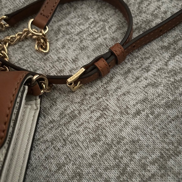 NWOT Michael Kors Hudson Vanilla Crossbody Adjustable Handbag w/Lots of Features - Picture 5 of 14